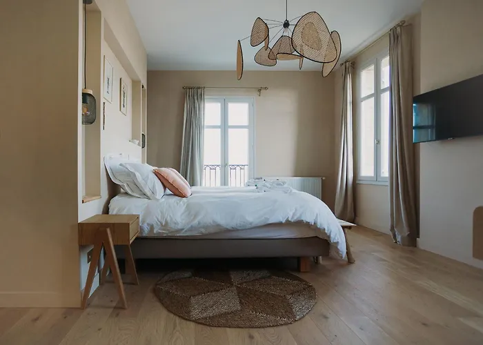 Chateau De Neyran D'hotes & Panzió 3*