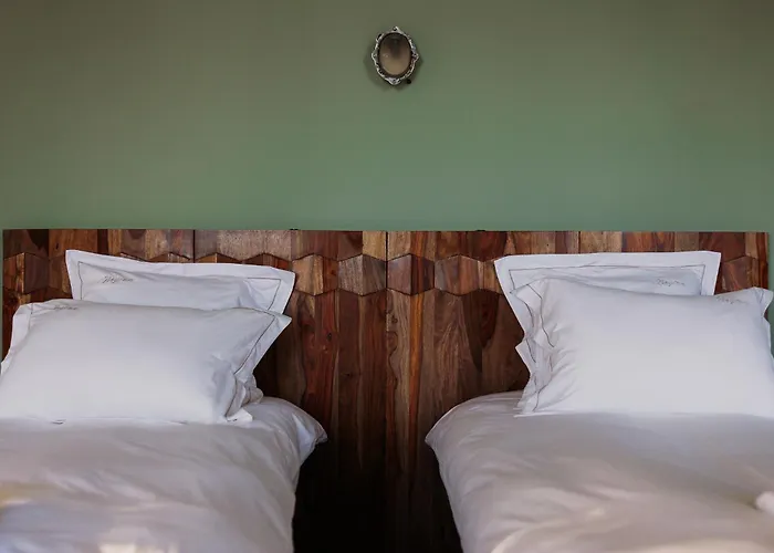 Chateau De Neyran D'hotes & Bed & Breakfast 3*