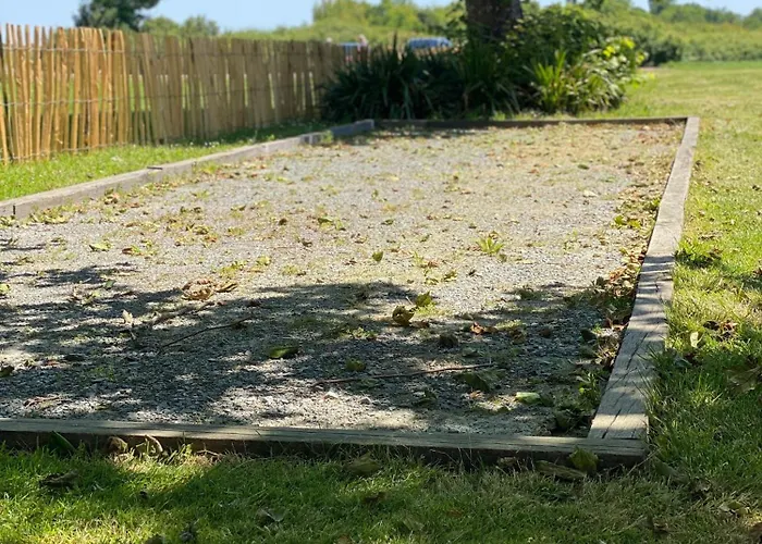 Chateau De Neyran D'hotes & Bed & Breakfast 3*